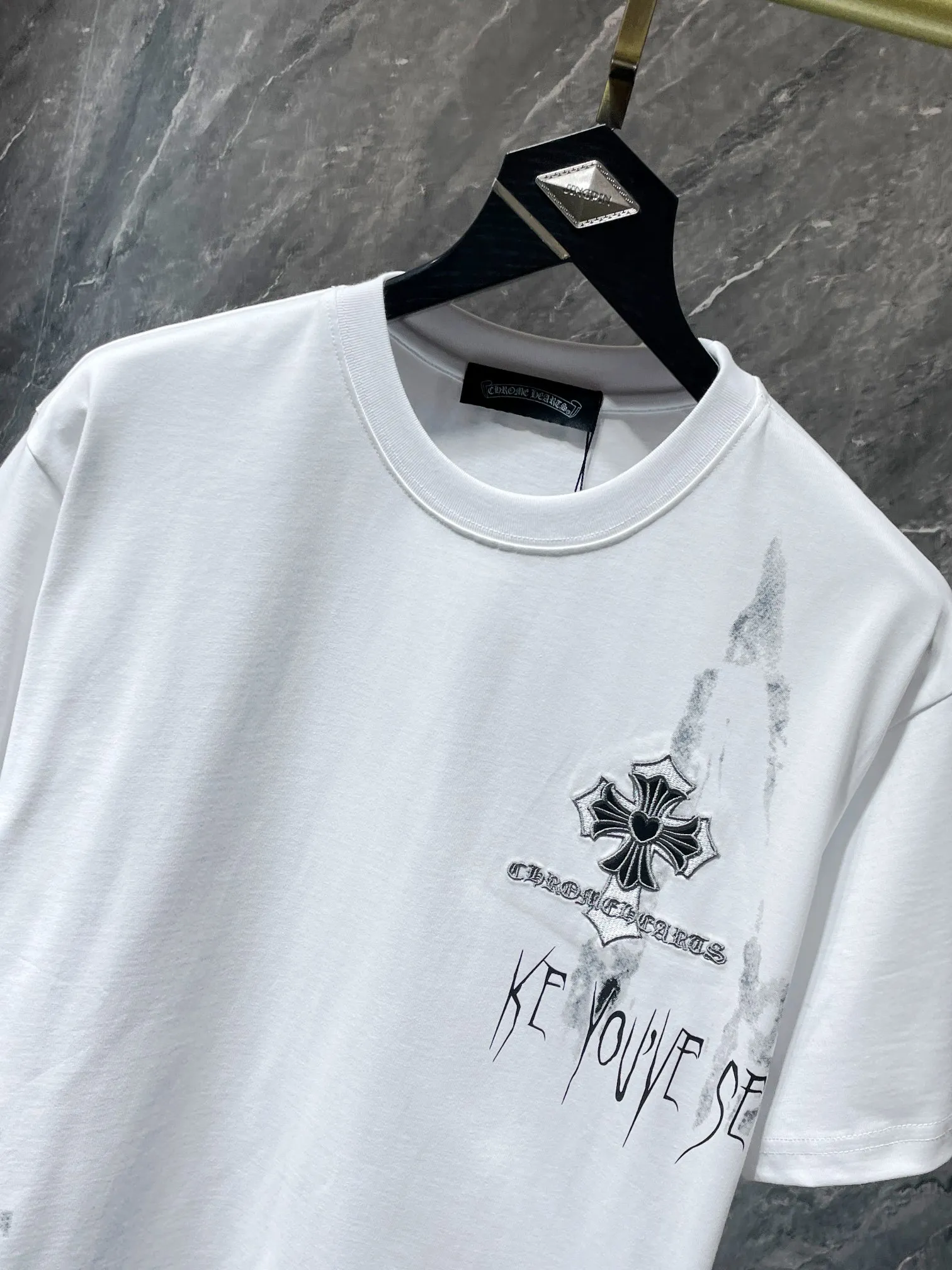 P164 New Chrome Hearts 25ss for summer. High-weight, environmentally friendly, high-quality top-grade fabric. 280g. Crocodile hoof embroidered overlapping cross spray-printed short sleeves. Imported environmentally friendly glue printing and dyeing. Counter synchronization. 1:1 replica version. Recommended color: black white. Size: S, M, L, XL
